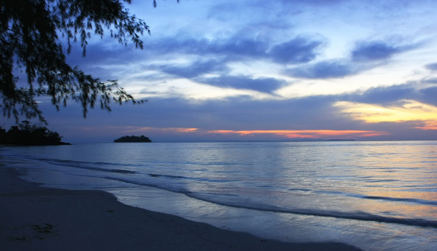 Koh Rong Samloem saat matahari terbenam