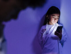 Mengenal Bahaya Blue Light pada Smartphone dan Cara Menghindarinya